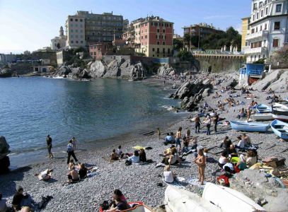 Pasqua in Liguria: boom di turisti tra Genova e le riviere, spiagge prese d'assalto