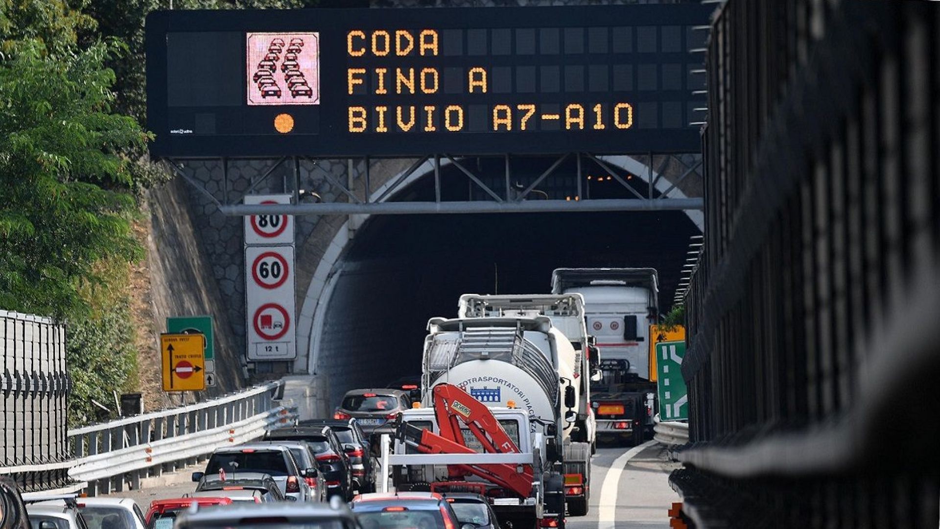 Incidente e traffico intenso: code sull’A10 e A26 nel nodo autostradale genovese