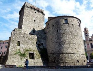 Varese Ligure: fanno esplodere bancomat, spariti 90mila euro, arrestato 23enne evaso a febbraio, caccia ai complici