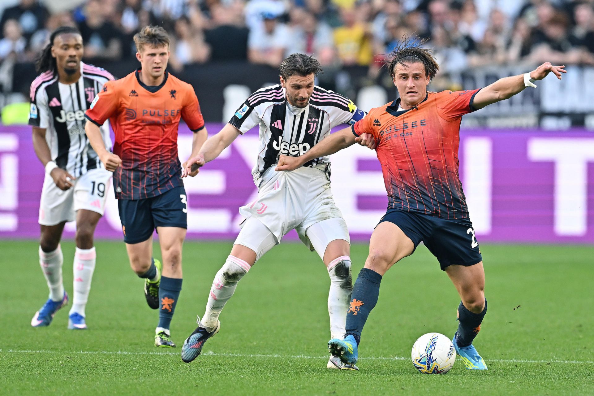 Il Genoa butta via un tempo e viene punito dalla Juve: decidono Bremer e McKennie. Nel finale Martin sbaglia un rigore