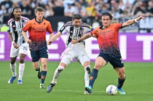 Il Genoa butta via un tempo e viene punito dalla Juve: decidono Bremer e McKennie. Nel finale Martin sbaglia un rigore