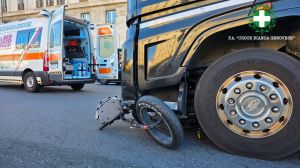 Ciclista travolto da un tir a Genova: ferito ma salvo dopo essere rimasto incastrato