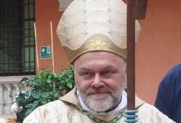 Carrara, il vescovo Vaccari in curva nel derby con lo Spezia: "Sono genovese, di famiglia genoana e Luigi Ferraris era mio prozio"