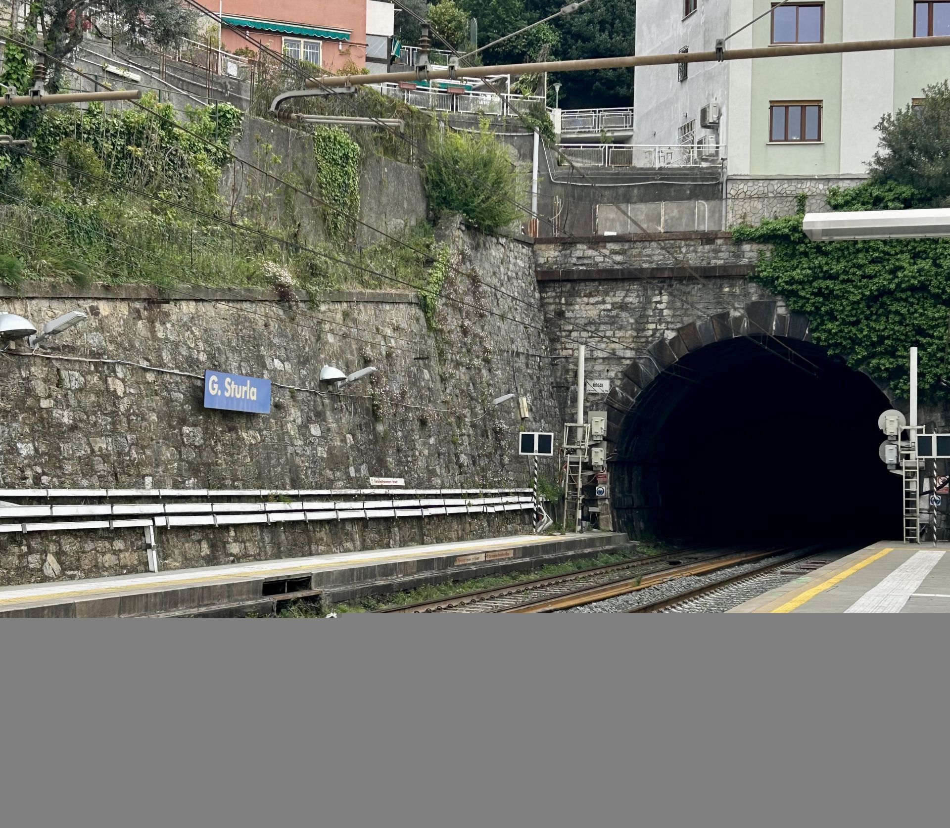Genova, treni cancellati e ore di attesa in stazione per i pendolari