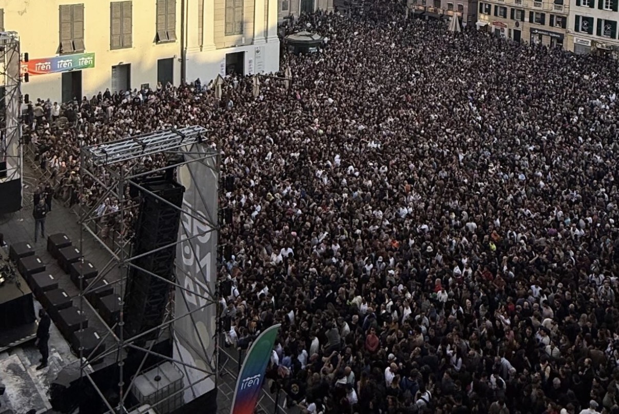 Charlotte de Witte infiamma Genova: migliaia in Piazza Matteotti per il maxi dj set gratuito