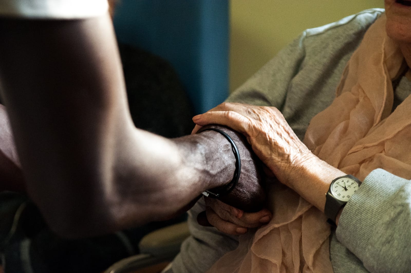 Genova, dai corridoi umanitari al lavoro: un progetto per l’integrazione e la cura degli anziani