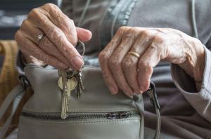 Truffa a un’anziana a Genova, due fermati a Milano con contanti e gioielli