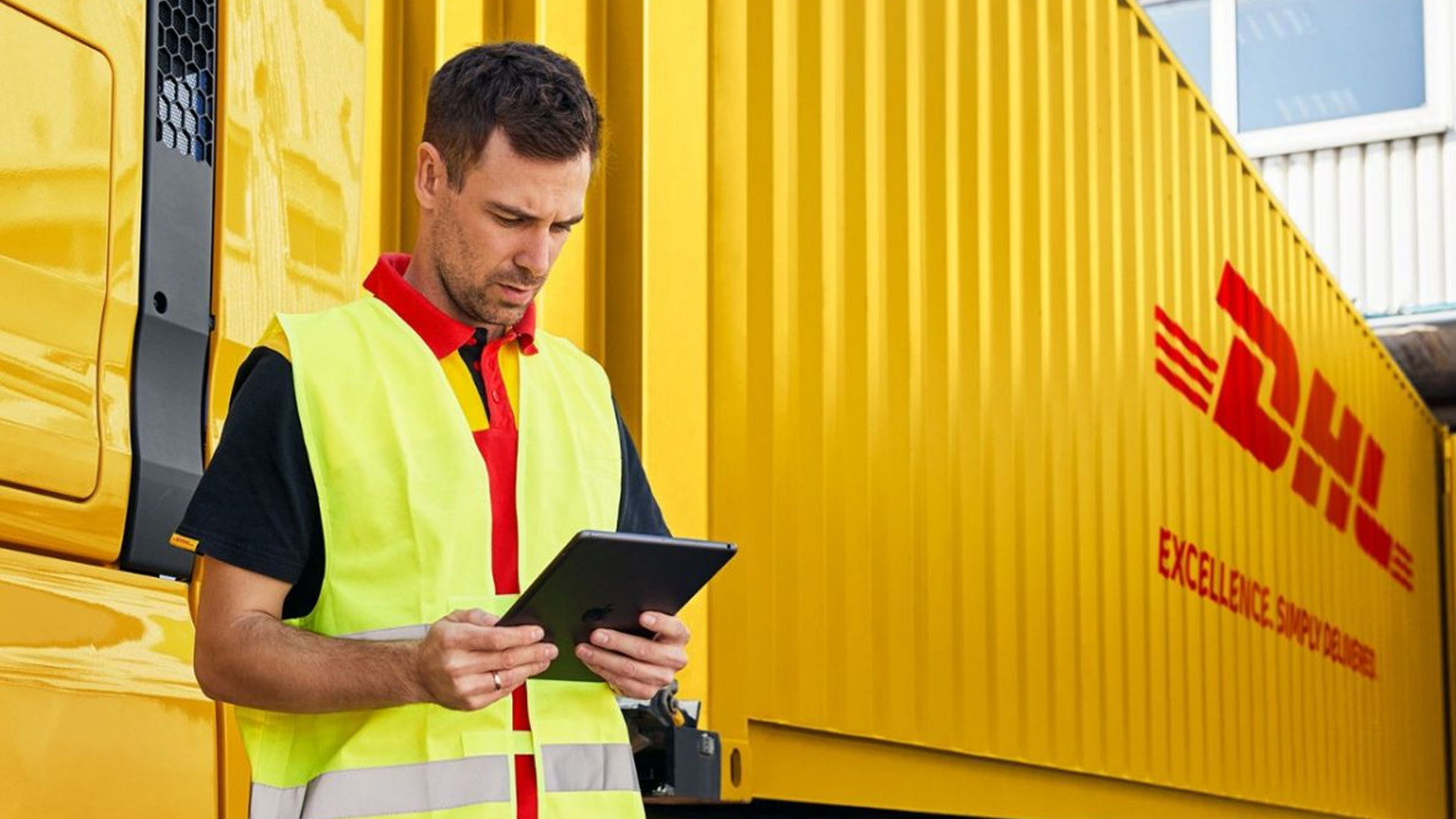 DHL accelera sul carburante sostenibile: accordo con IAG Cargo