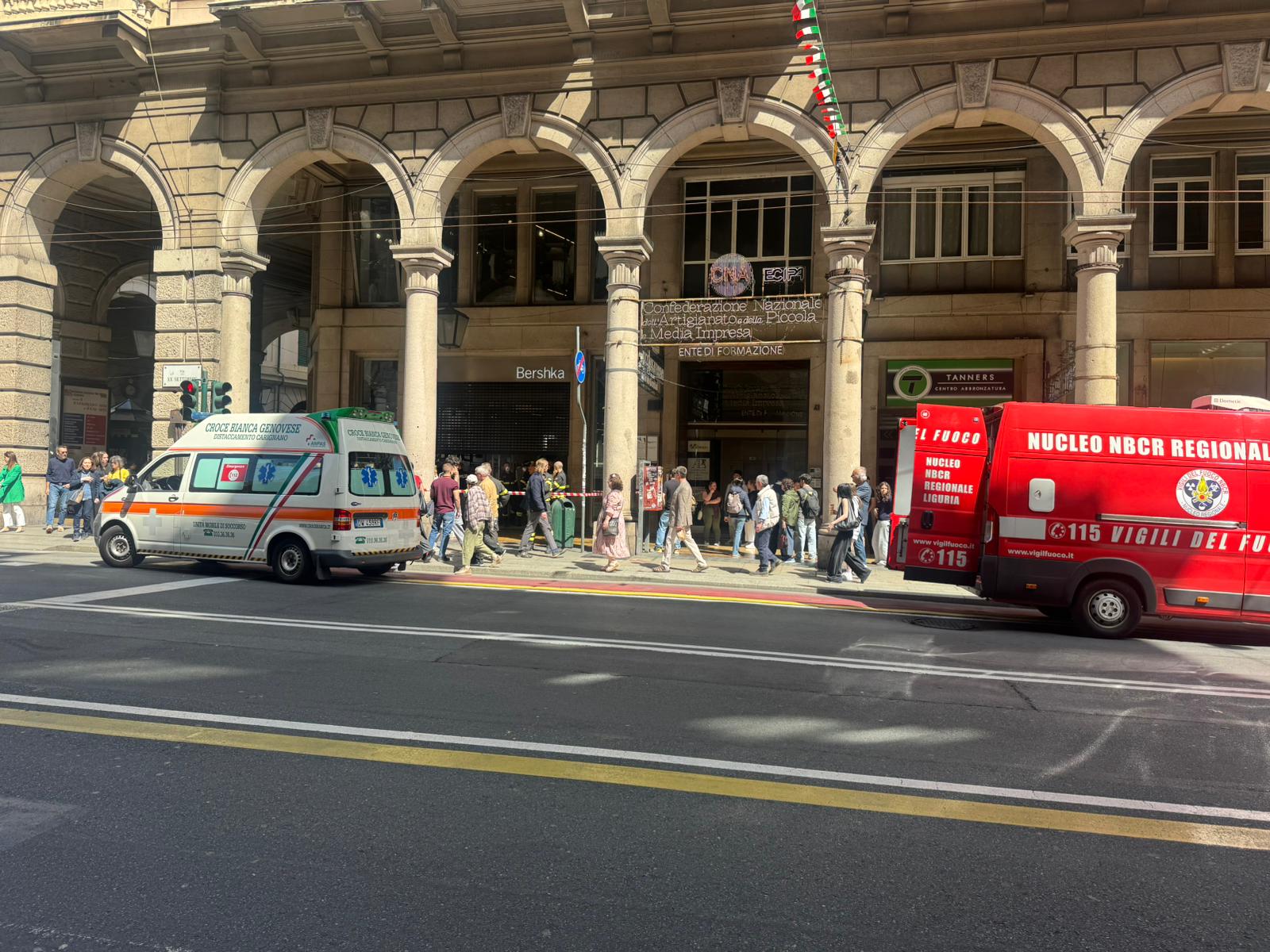 Genova, allarme da Bershka: uomo spruzza spray urticante e provoca evacuazione del negozio   