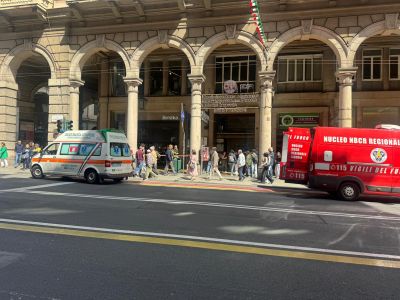 Genova, allarme da Bershka: uomo spruzza spray urticante e provoca evacuazione del negozio   