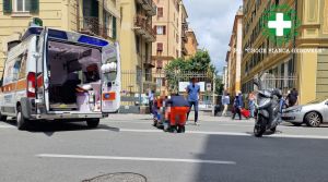 Genova, anziano investito mentre attraversa fuori dalle strisce in via Barabino