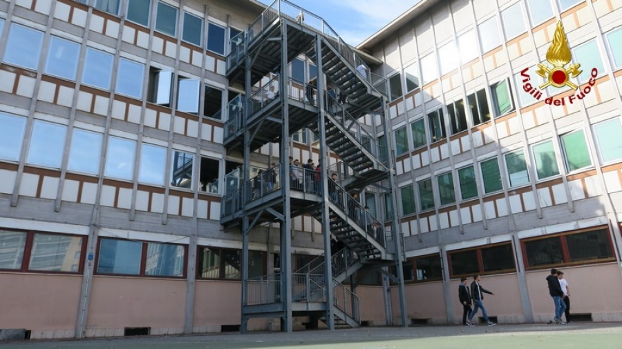 Crolla controsoffitto al Nautico della Spezia, lezioni sospese per sicurezza