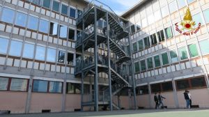 Crolla controsoffitto al Nautico della Spezia, lezioni sospese per sicurezza