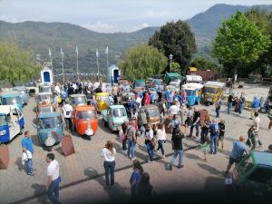 Vallebona, la pazzia per l'Ape: al raduno si arriva su tre ruote da ogni angolo di Liguria e non solo