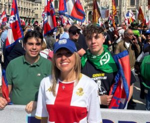 Silvia Sardone in maglia del Genoa al summit leghista di Milano: "Bellissima con la croce di S. Giorgio, l'ho chiesta a un amico genoano"