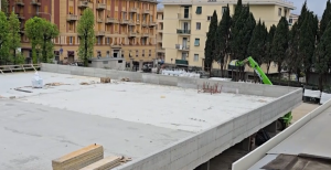 Nuovo Champagnat, scoppia il caso parcheggi al posto dei campi da tennis. Il Municipio: "Siamo contrari. Aspettiamo decisione dal Comune"