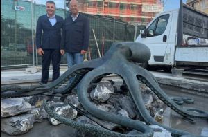 Rapallo ritrova il suo Polpo, ricollocato al posto storico. Carlo Bagnasco: "Percorso difficile chiuso con orgoglio"