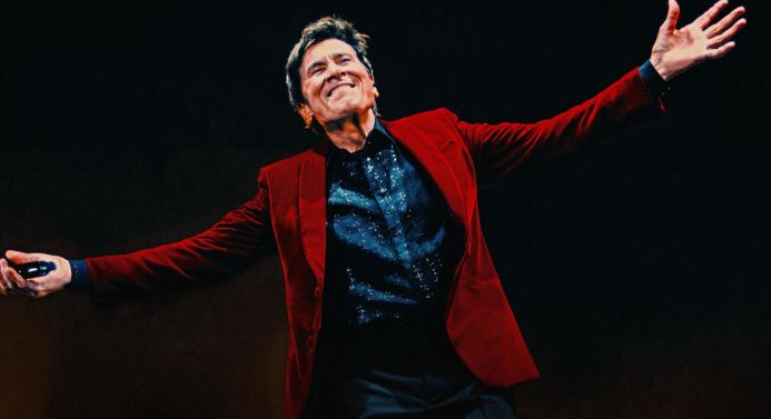 Gianni Morandi fa tappa a Genova e lancia il tour estivo 2026: 12 concerti per celebrare “C’era un ragazzo”