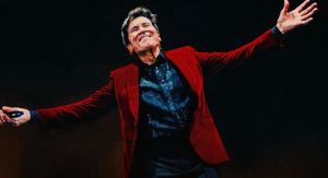 Gianni Morandi fa tappa a Genova e lancia il tour estivo 2026: 12 concerti per celebrare “C’era un ragazzo”