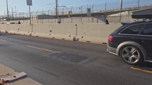 Tombino molesto in Lungomare Canepa: notti insonni per i residenti