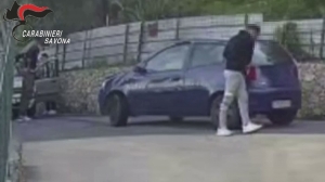 Loano, extracomunitario guida con patente sospesa, provoca incidente e minaccia le vittime: "Prendo un coltello"