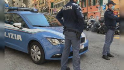Staglieno, giovane tenta di seminare auto della polizia: fermato con 39 dosi di cocaina