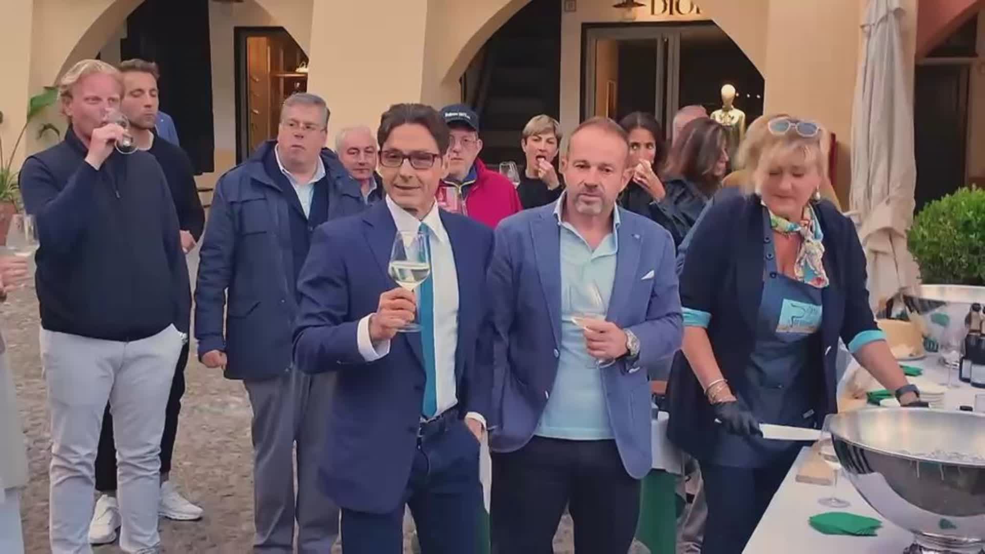 Pier Silvio Berlusconi festeggia a Portofino e dona 100 pacchi alimentari alle famiglie in difficoltà-VIDEO