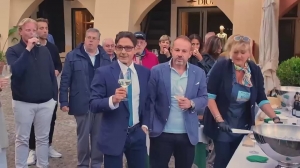 Pier Silvio Berlusconi festeggia a Portofino e dona 50 pacchi alimentari alle famiglie in difficoltà-VIDEO