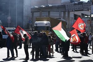 Genova, presidio pubblico per protestare contro il fermo di 211 attivisti della Flotilla da parte di Israele