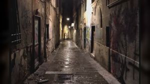 Genova, notte violenta nel centro storico: giovane picchiato dal branco, pedone ubriaco passa col rosso e scooter lo investe