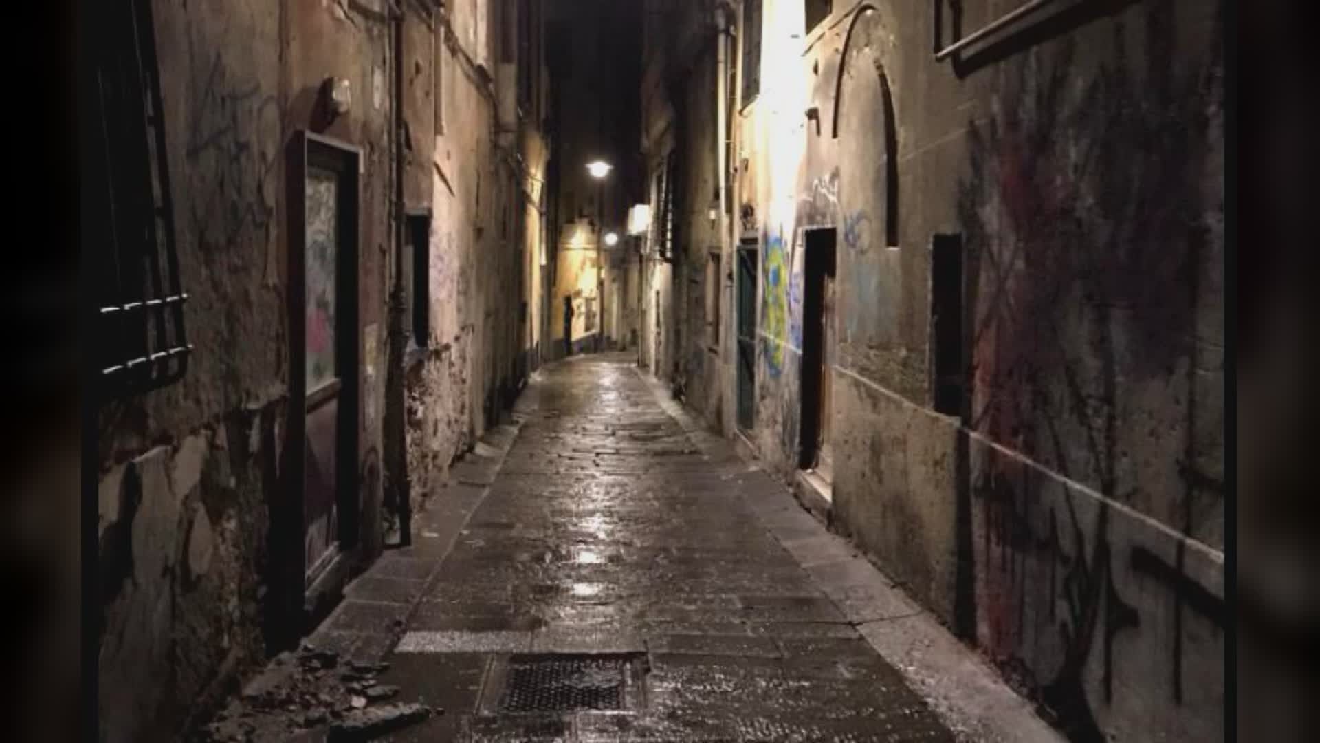 Genova, notte violenta nel centro storico: giovane picchiato dal branco, pedone ubriaco passa col rosso e scooter lo investe