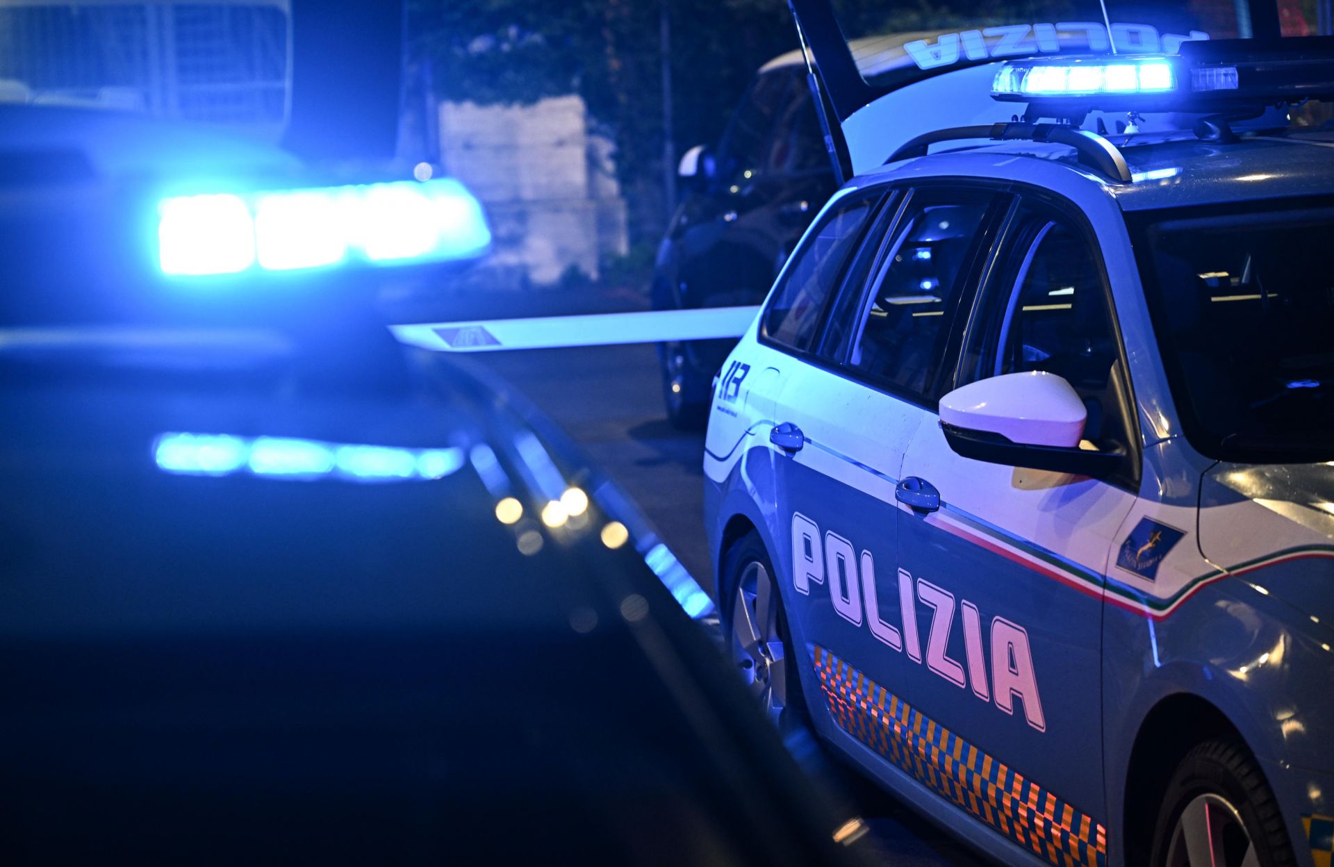 Tragedia nella notte sulla A12: muore motociclista, ferito un altro conducente