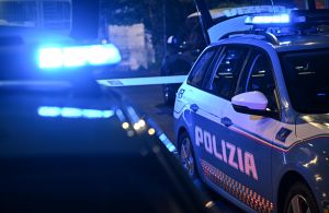 Tragedia nella notte sulla A12: muore motociclista, ferito un altro conducente