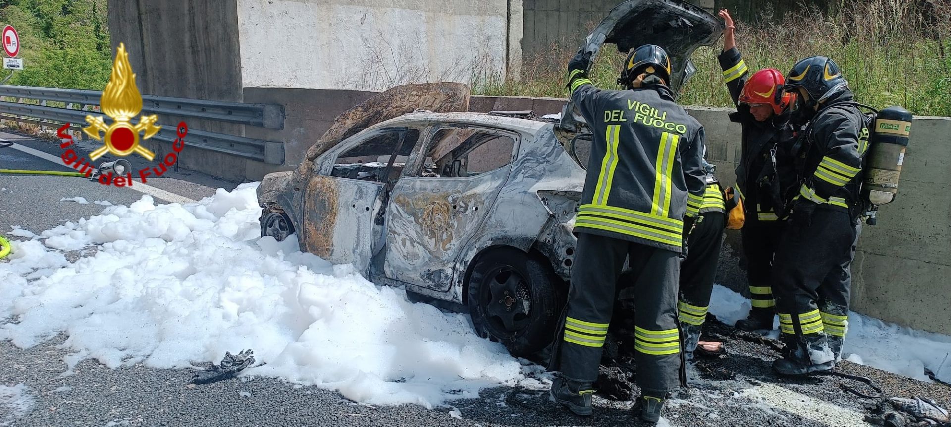 Genova, auto in fiamme allo svincolo A7–A12: traffico bloccato verso Nervi