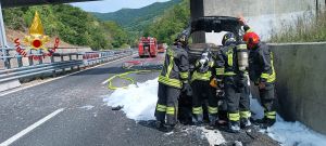 Genova, auto in fiamme allo svincolo A7–A12: traffico a lungo bloccato verso Nervi