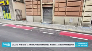 Ciclabile "a ostacoli" a Sampierdarena: vernice rossa interrotta da moto parcheggiata