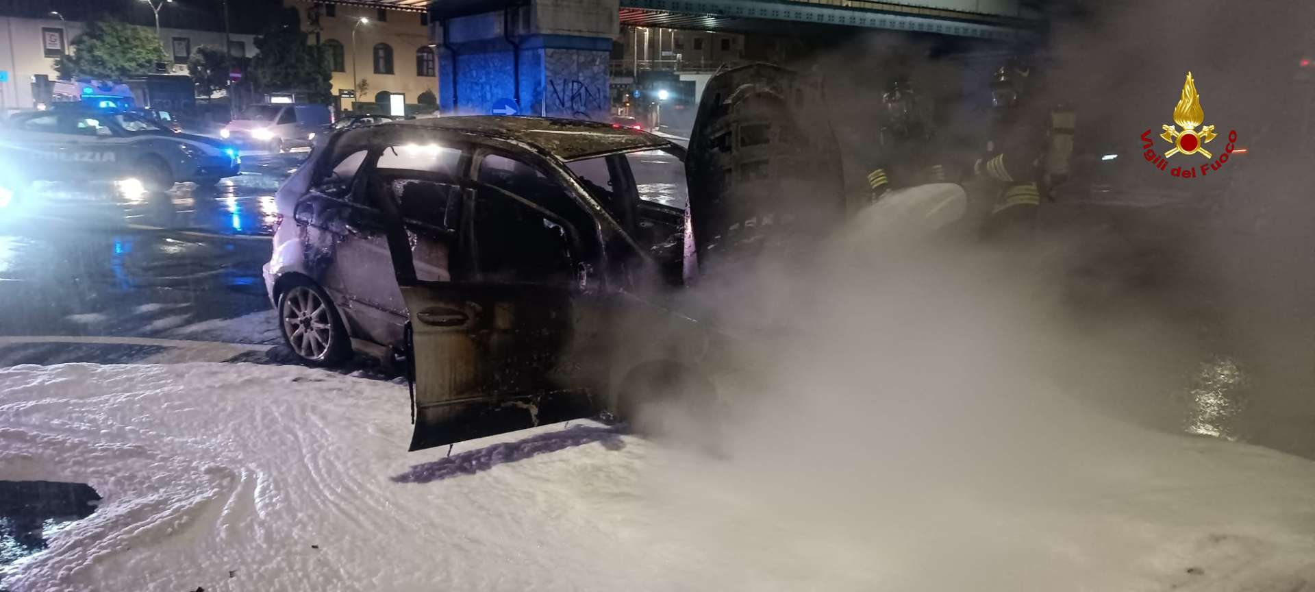 Genova, auto in fiamme all’alba in via Degola: nessun ferito