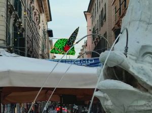 Genova, la città si prepara all’Adunata: installate dal CIV Colombo-Galata luminarie degli Alpini in piazza Colombo 