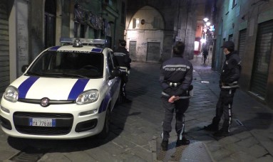 Genova, crolla porzione di cornicione in via Fieschi: tanta paura ma nessun danno