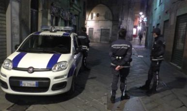 Genova, crolla porzione di cornicione in via Fieschi: tanta paura ma nessun danno