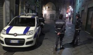 Genova, crolla porzione di cornicione in via Fieschi: tanta paura ma nessun danno