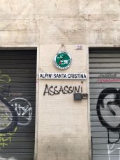 Genova, nuove scritte contro gli Alpini. Imbrattata piazza Soziglia
