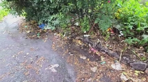 Degrado e incuria a Pegli, residenti esasperati per sporcizia, auto in sosta selvaggia e vegetazione invasiva