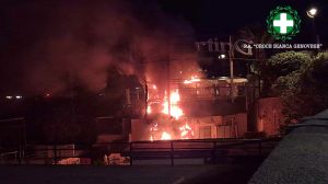 Corso Italia, incendio nella notte in uno stabilimento balneare: fiamme domate in mezz’ora, nessun ferito