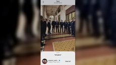 Bucci canta con gli Alpini e i Pinguini Tattici Nucleari mettono Like alla sua performance