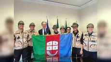 Infartuato salvato da Alpini, Nicolò dona bandiera della Liguria ai soccorritori