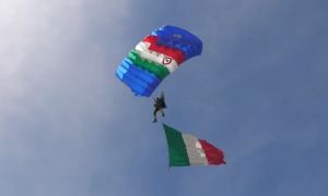Adunata Alpini, Genova in festa per le Penne Nere. Spettacolo in corso Italia per il lancio dei parà