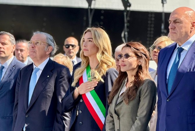 Nave Vespucci salpa per l'America, Salis: "E' l'ambasciata galleggiante d'Italia, ci vediamo a New York"