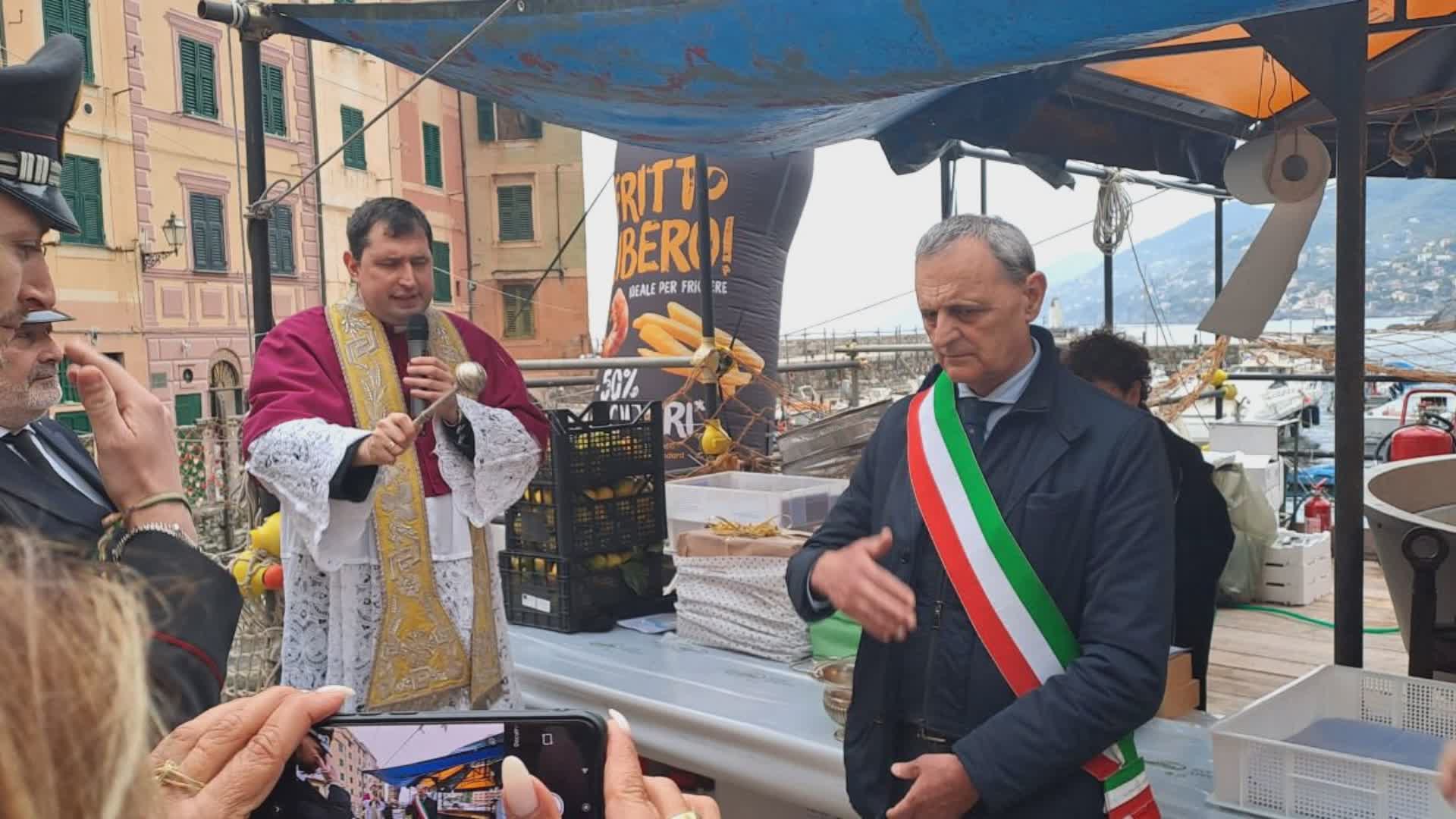 Camogli, sagra del pesce più forte della pioggia: distribuiti 400 chili di frittura