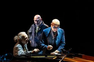 Gran finale di piano jazz al Pesto Music Festival: Stefano Bollani, Danilo Rea e Dado Moroni insieme sul palco del Carlo Felice